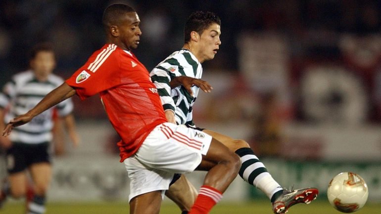 Cristiano Ronaldo num duelo com Miguel, que passou pela formação do Sporting mas vingou no rival Benfica