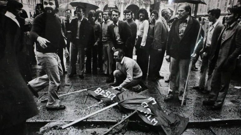 O atentado terrorista aconteceu numa praça na cidade de Brescia, em Itália, em 1974, durante uma manifestação anti-fascista