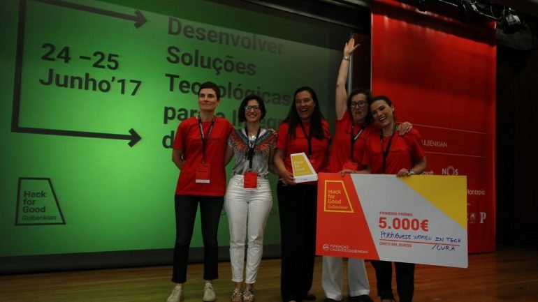 Daniela Seixas, Teresa Fernandes, Carina Branco e Rosário Costa  formam a equipa vencedora da segunda edição da Hack for Good