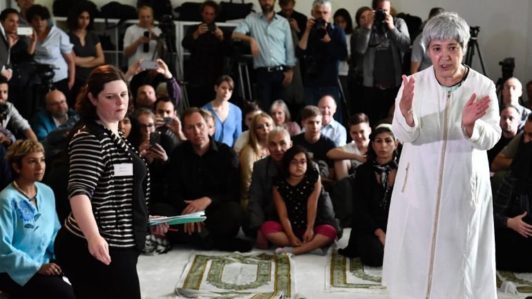 Seyran Ateş acredita num Islão inclusivo onde mulheres e homens possam rezar juntos