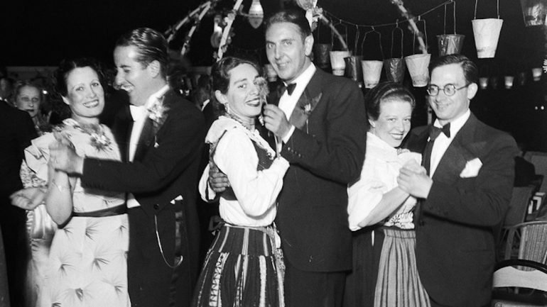 Bernardo Marques e Carlos Botelho dançam na festa de inauguração do Pavilhão de Portugal na Exposição de Paris de 1937
