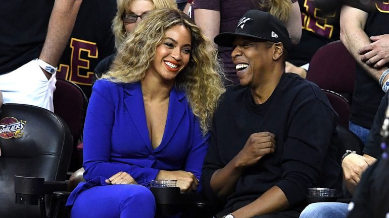 Jay-Z e Beyoncé estão casados há 10 anos e são pais de Blue Ivy Carter, de 5 anos, e de dois gémeos, com menos de um mês de idade.
