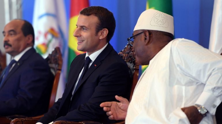 Ibrahim Boubacar Keita, presidente do Mali, com o presidente francês Emmanuel Macron, durante a visita de Estado
