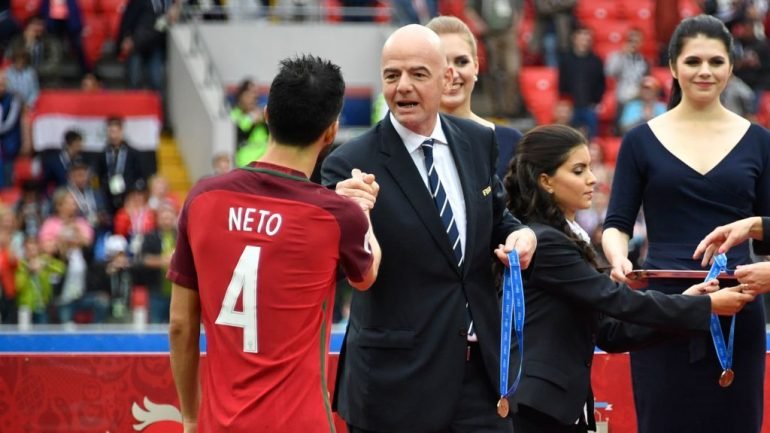 Gianni Infantino, presidente da FIFA, entrega a Luís Neto a medalha de bronze pelo terceiro lugar na Taça das Confederações