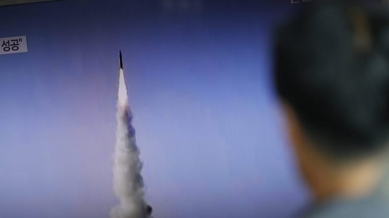 A Coreia do Norte tem aumentado nos meses mais recentes os seus testes com mísseis balísticos e pretende construir mísseis nucleares
