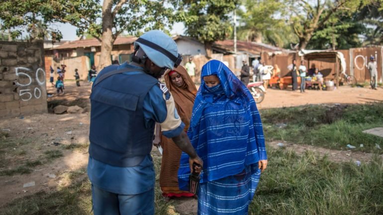 Capacetes azuis junto da população da Republica Centro-Africana, onde a ONU mantém uma missão desde 2014