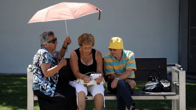 O Instituto recomenda para as regiões com risco 'muito elevado' o uso de óculos de sol com filtro UV, chapéu, 't-shirt', guarda-sol e protetor solar