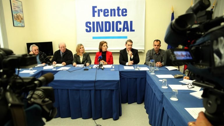 Antes do encontro com a Frente Comum, a secretária de Estado, Carolina Ferra, esteve reunida com a Federação de Sindicatos da Administração Pública
