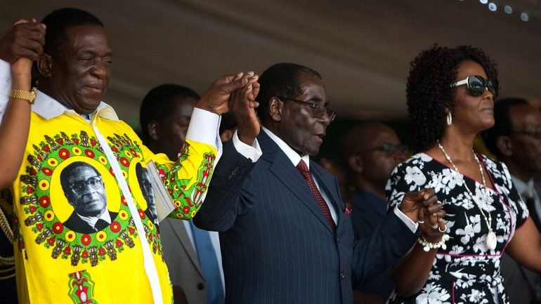 Mulher de Robert Mugabe, Grace, tem estado presente em mais eventos públicos em substituição do líder do Zimbabué