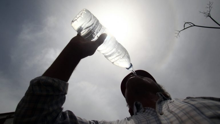 Deve-se beber muita água ou sumos de fruta natural, mesmo que não se tenha sede