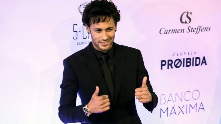 Neymar assinou um pré-contrato com o Barcelona em 2011, mais de dois anos antes do fim do contrato com o Santos