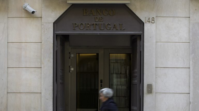As entidades com autorização para conceder crédito estão definidas numa lista que pode ser consultada na página do Banco de Portugal na internet