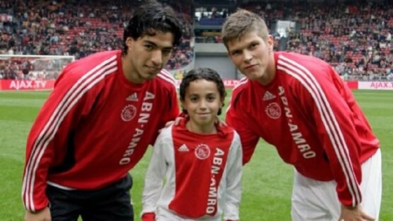 Appie, quando estava na formação do Ajax, ladeado pelos avançados &quot;seniores&quot; Luís Suárez e Huntelaar