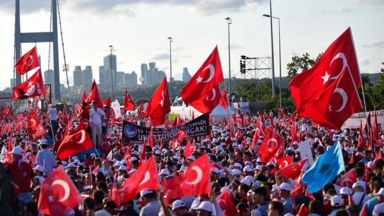 Dezenas de milhares de pessoas manifestaram-se em Istambul