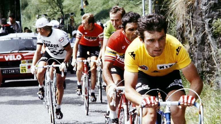 Joaquim Agostinho, aqui na roda do vencedor do Tour de 1979, Bernard Hinault