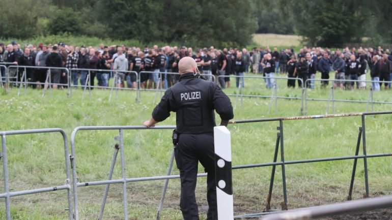 No evento participaram mil polícias para controlar os seis mil neonazis