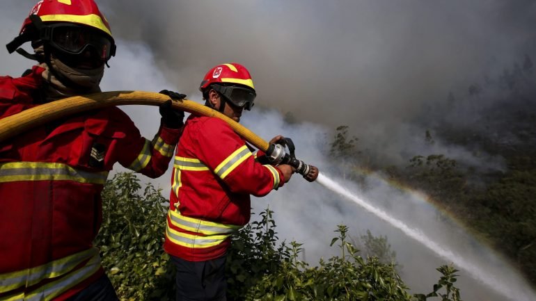 fogo que continua ativo e desenvolve-se em área de floresta e mato da freguesia de Santiago de Cassurrães e Póvoa de Cervães