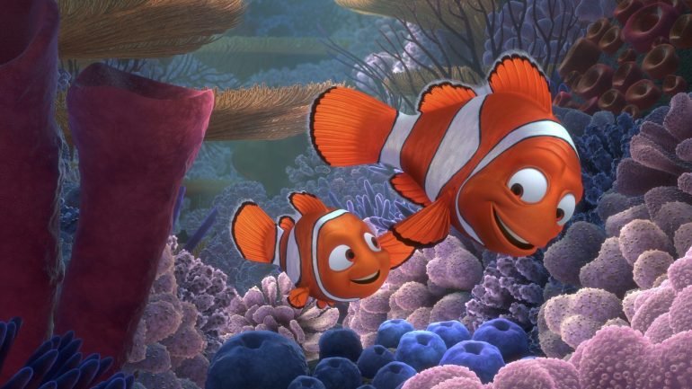 No filme, a mãe de Nemo morre para o proteger e o pequeno peixe-palhaço é criado pelo pai