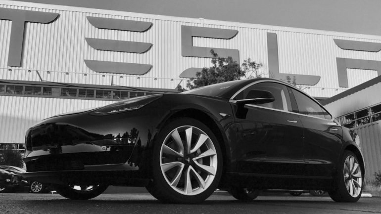 Visionário ou optimista? Musk acredita que dentro de uma década metade da produção de automóveis nos EUA será de veículos eléctricos. E, 10 anos depois, há que estar à espera que das linhas de produção saiam carros... sem volante
