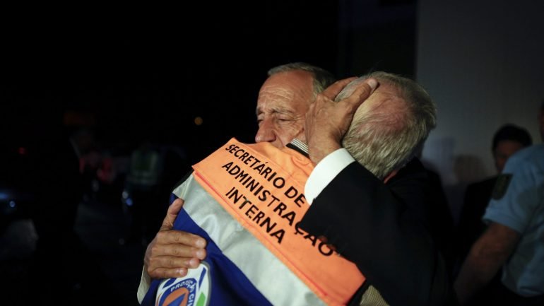 Marcelo Rebelo de Sousa num abraço a Jorge Gomes, secretário de Estado da Administração Interna