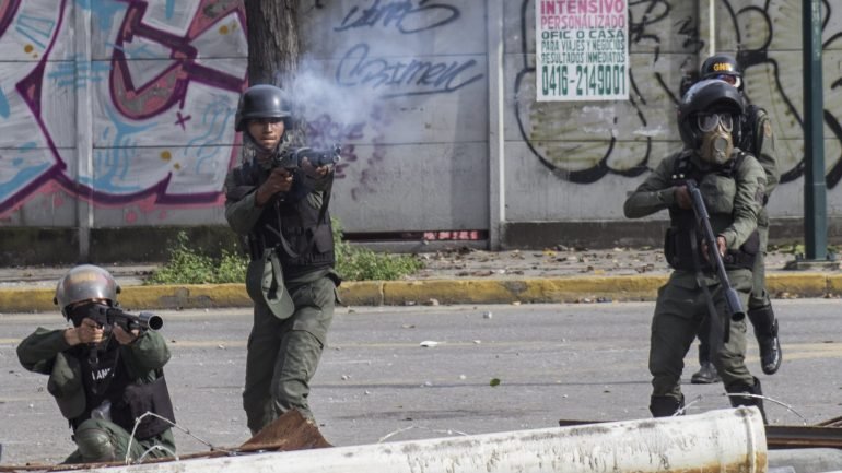 As manifestações contra o Governo do Presidente Nicolás Maduro intensificaram-se desde 1 de abril. Já morreram 97 pessoas