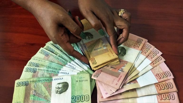 A taxa de câmbio oficial cifra-se atualmente em cerca de 166 kwanzas (90 cêntimos de euro) por cada dólar