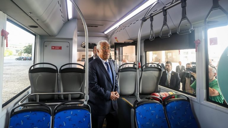 António Costa falava no Parque das Nações, em Lisboa, após terem sido assinados contratos de aquisição de autocarros de passageiros a eletricidade e gás para a Carris, os STCP e para vários municípios