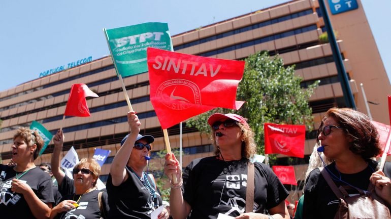 Os trabalhadores estão esta sexta-feira em greve de 24 horas contra a transferência de funcionários para empresas parceiras e outras do grupo