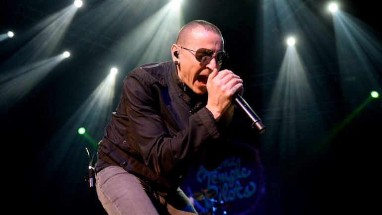 Chester Bennington, um dos vocalistas dos Linkin Park foi encontrado morto na sua residência, na passada quinta-feira