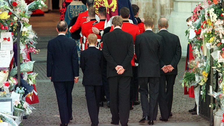 William, atualmente duque de Cambridge, tinha 15 anos, e o príncipe Harry, 12 anos, quando a sua mãe, a princesa Diana, morreu num acidente de carro em Paris, a 31 de agosto de 1997