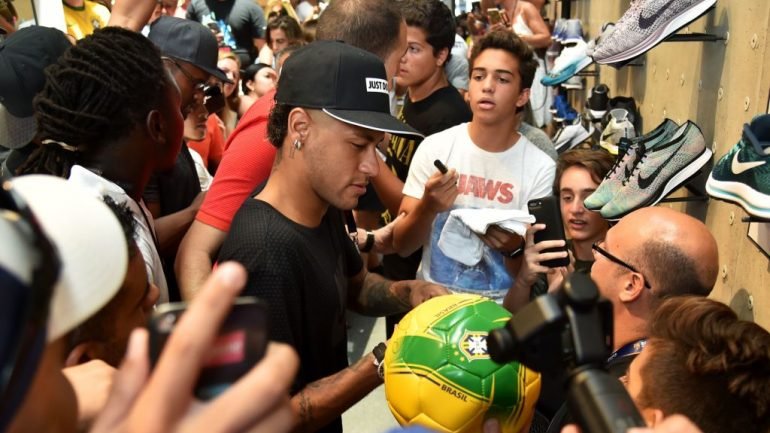 Neymar participou num evento da Nike em Miami, onde se 'picou' com um segurança no meio da confusão