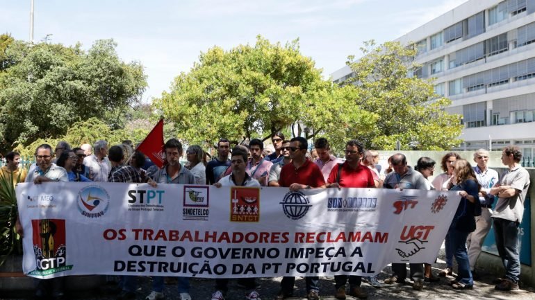 O protesto contou com a presença do deputado do PCP no Parlamento Europeu, Miguel Viegas, e do deputado do Bloco de Esquerda, Moisés Ferreira