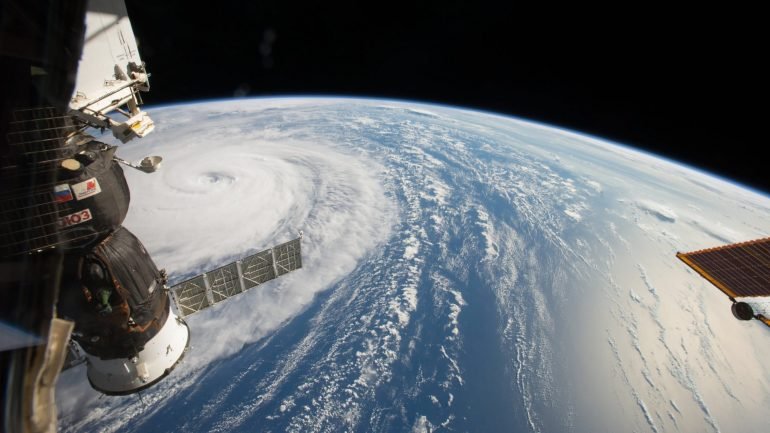 O tufão move-se a uma velocidade de 20 quilómetros por hora em direção a nordeste