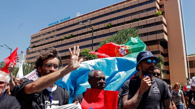 Mais de 2.000 funcionários e ativistas da operadora de telecomunicações marcharam, em dia de greve, há menos de um mês, entre a sede da PT e a residência oficial do chefe de Governo