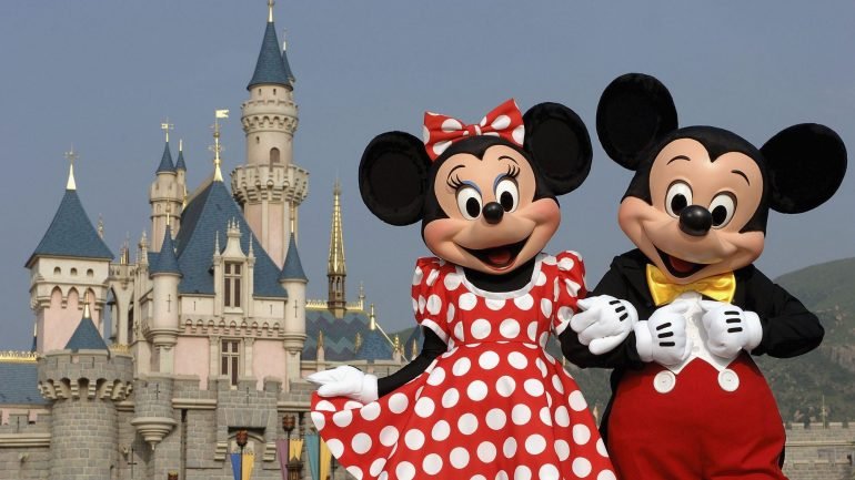 A interação com o Mickey, Pateta e Pato Donald faz parte da experiência de fantasia que é a Disneyland