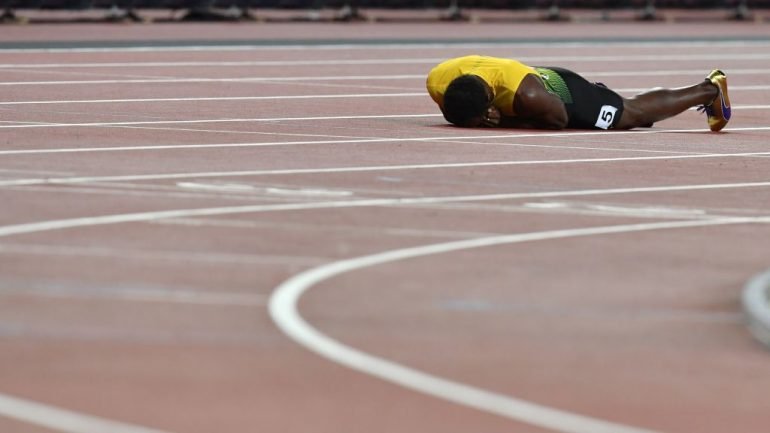 Usain Bolt fez o último percurso dos 4x100, deu 13 passos, lesionou-se e caiu no chão na última corrida da carreira