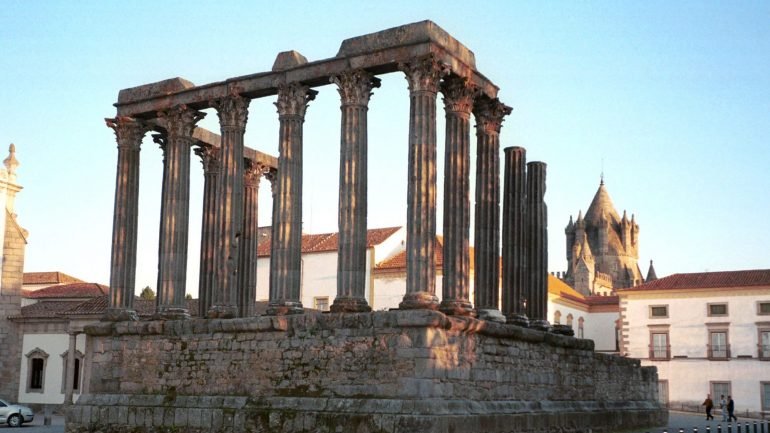 O Templo Romano de Évora está abrangido pela classificação do centro histórico da cidade como Património Mundial
