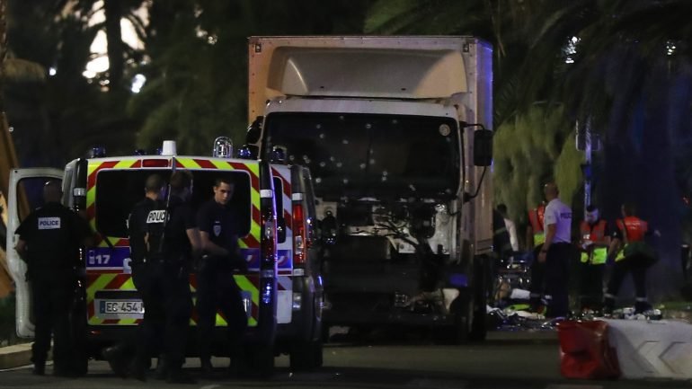 Camião utilizado no ataque em Nice, um dos atropelamentos terroristas mais letais na Europa