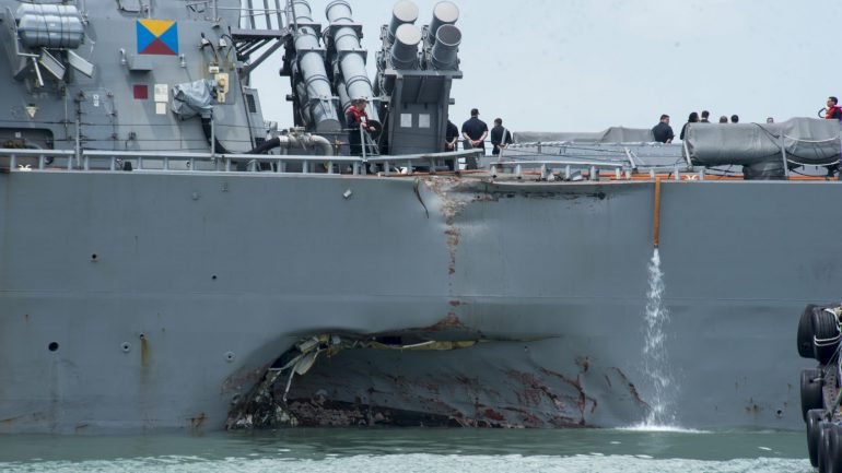 A imagem mostra os danos sofridos pelo USS John S Mccain