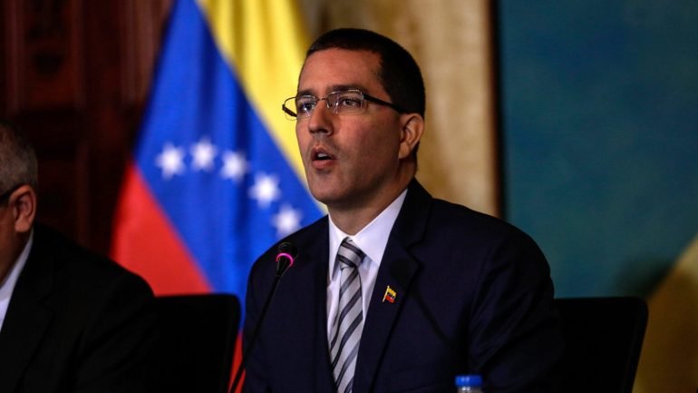 O chefe da diplomacia venezuelana sustentou que a ONU não pode ficar &quot;de braços cruzados&quot;