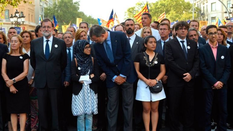 Mariano Rajoy encabeçou a manifestação juntamente com a presidente do Congresso de Deputados, Ana Pastor Julián, com Rei Filipe VI e com o presidente do governo regional da Catalunha, Carles Puigdemont