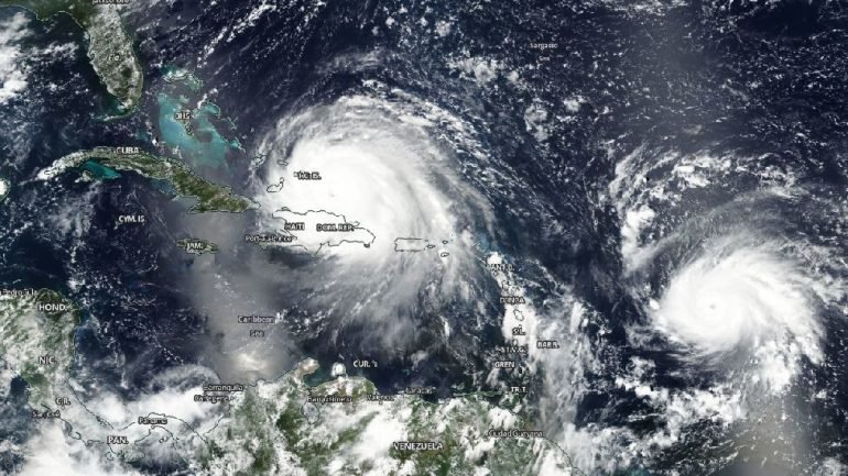 Imagem de quinta-feira. À esquerda o furacão Irma sobre as ilhas virgens britânicas e, à direita, o furacão Jose que se aproxima das Antilhas