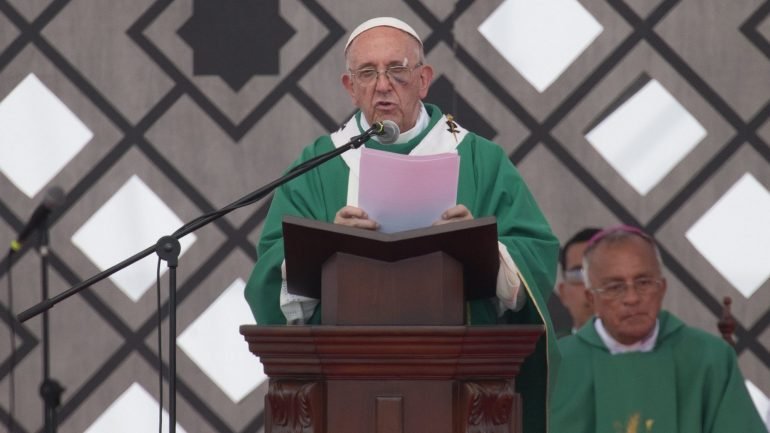 O Papa falou numa homília celebrada perante centenas de milhares de fiéis