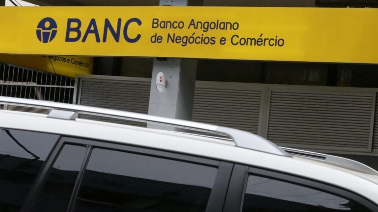 A agência de notação financeira Fitch alertou em março para uma falta de liquidez em vários bancos angolanos