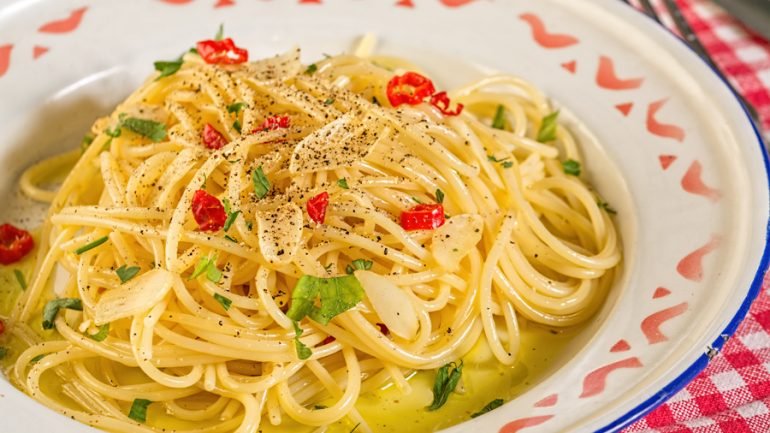 Esparguete, alho, azeite e malaguetas: um prato essencial