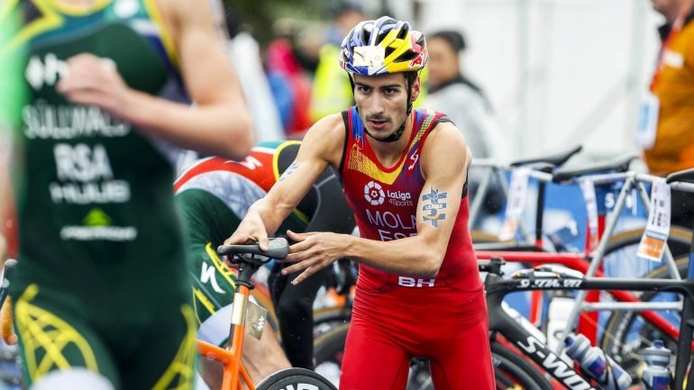O espanhol Mario Mola sagrou-se campeão mundial de triatlo em Roterdão
