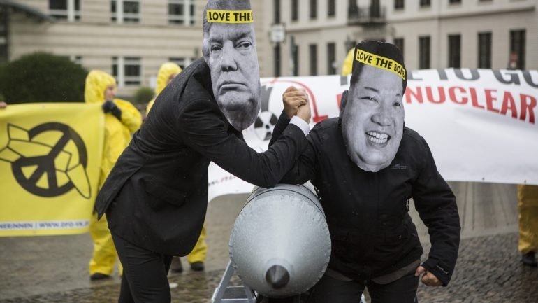 O braço-de-ferro entre Trump e Kim Jong-un tem sido usado em imagens das campanhas de ativistas