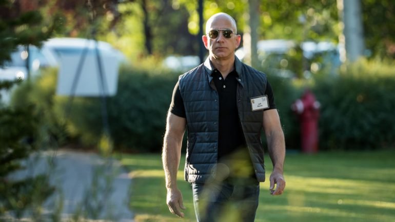 Jeff Bezos a caminho da Allen & Company Sun Valley Conference que junta os mais poderosos do mundo em diferentes áreas
