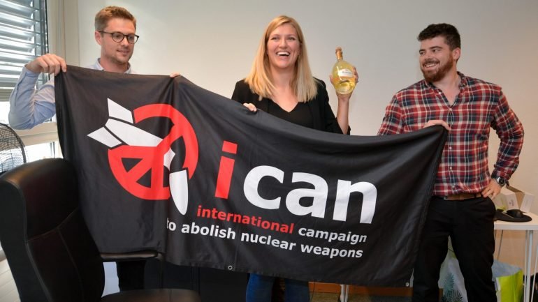 O coordenador da ICAN, Daniel Hogstan, a diretora executiva Beatrice Fihn e o seu marido Will Fihn Ramsay