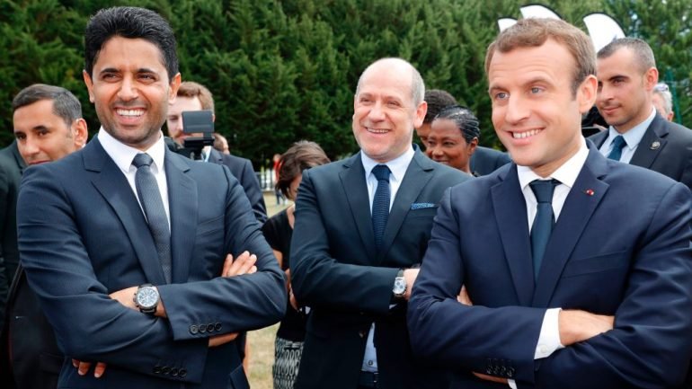 Nasser al-Khelaïfi, à esquerda, com o português Antero Henrique, diretor desportivo do PSG, e o presidente francês, Emmanuel Macron